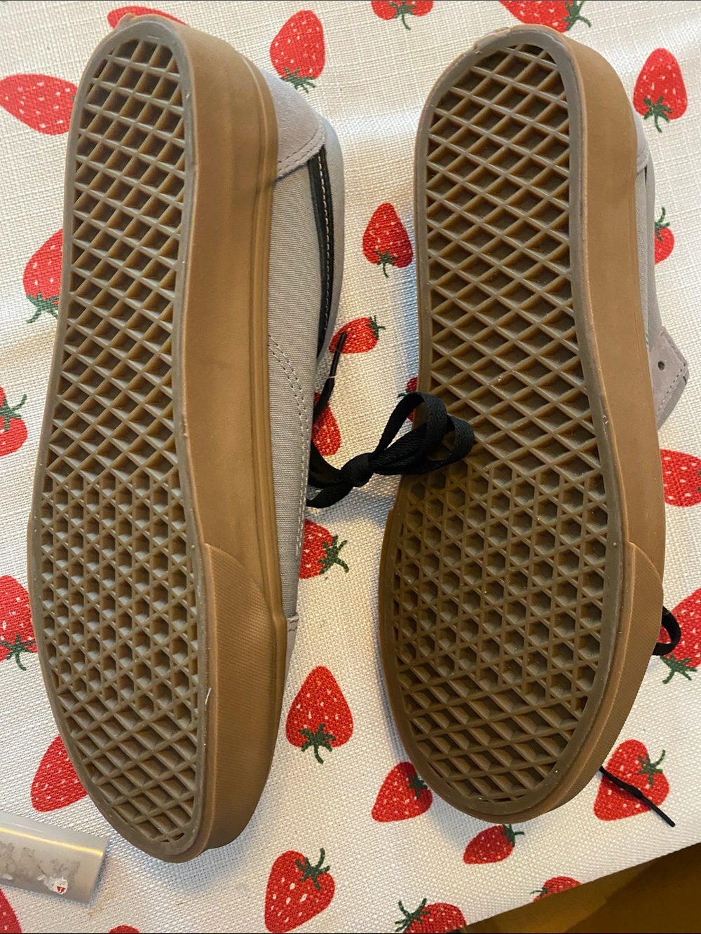Vans Men's Low-Top Sneakers in Light Gray, Black & Gum - Picture 4 of 6